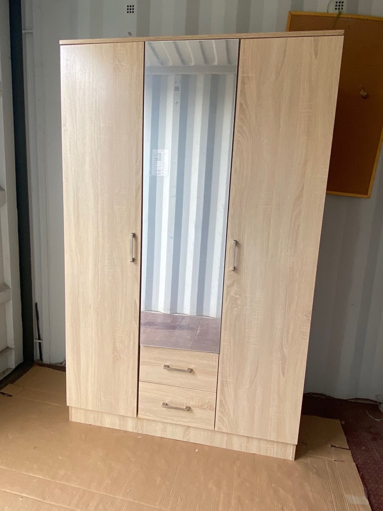 Mirrored 3 door wardrobe_ Brand new 