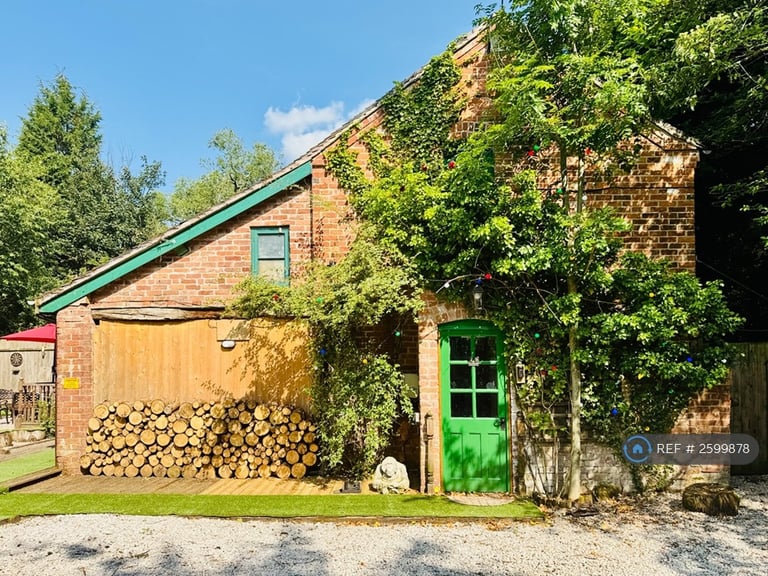 5 bedroom house in Squirrel Barn. Sandon Lane, Stafford, ST18 (5 bed) (#2599878)