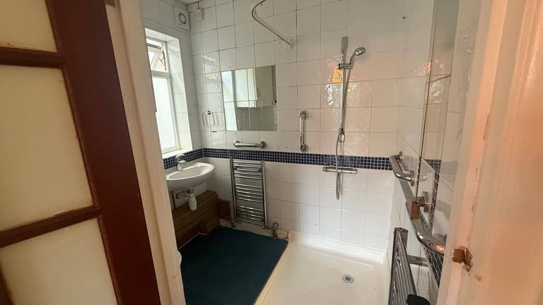 Spacious 4-Bedroom House with 2 Bathrooms in NEW MALDEN