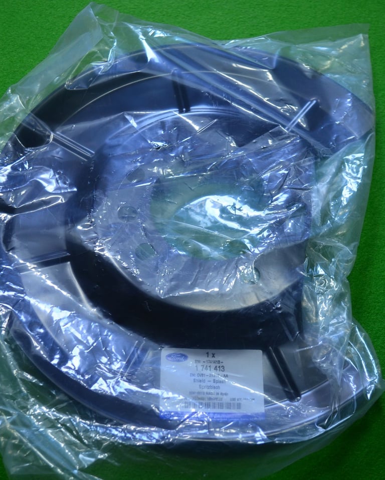 Mk 3 Ford Focus parts (Steering wheel, indicators and rear brake dust shields)