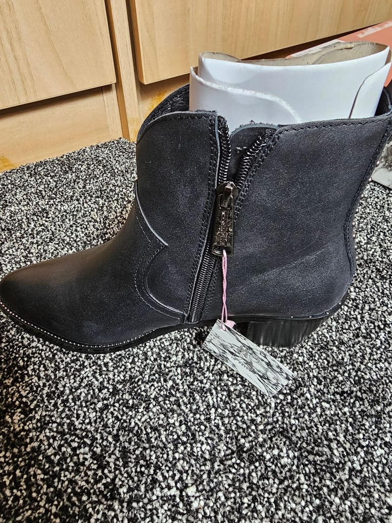 Anniee  black leather western style boot size 6