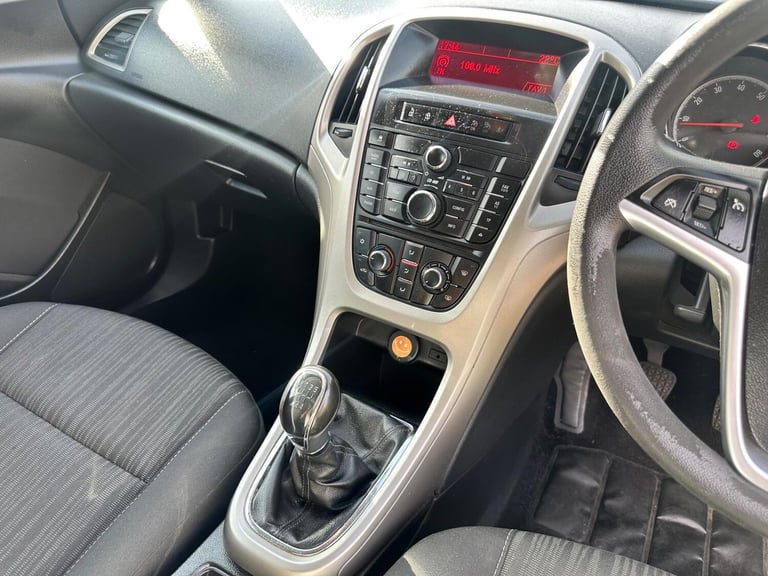 2011 Vauxhall Astra 1.4 16v Exclusiv Euro 5 5dr HATCHBACK Petrol Manual
