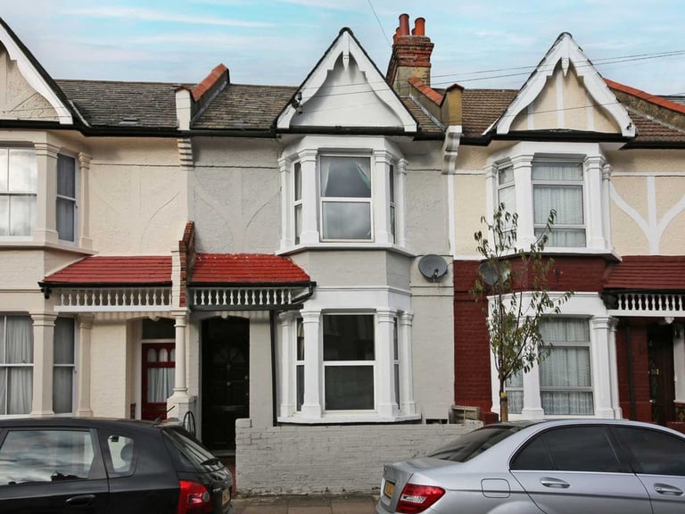 Three-Four Bed Room house in Toolting Broadway 