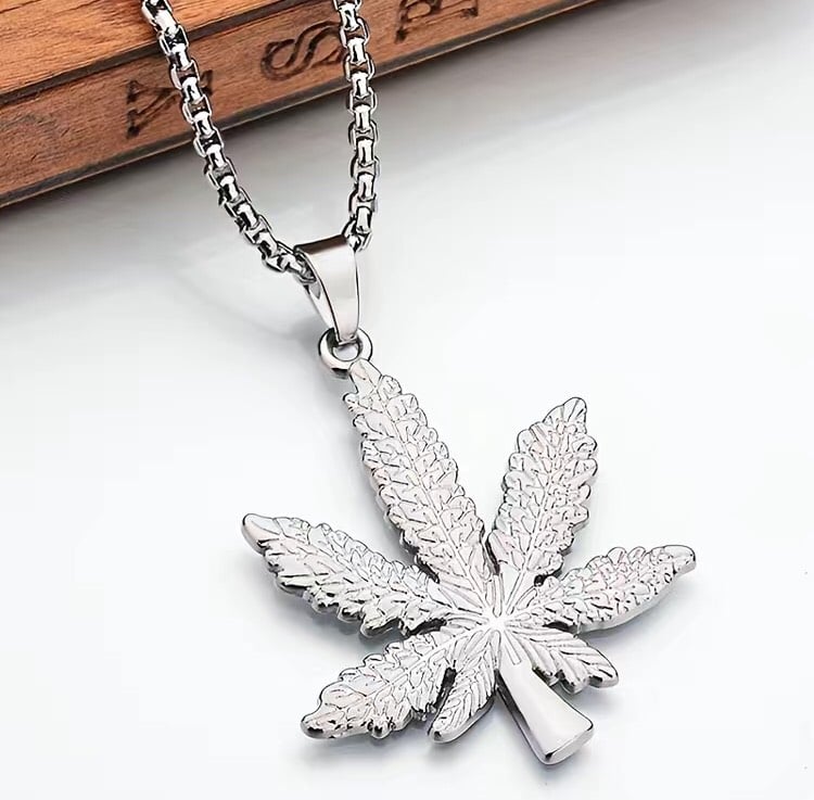 Plant pendant and chain