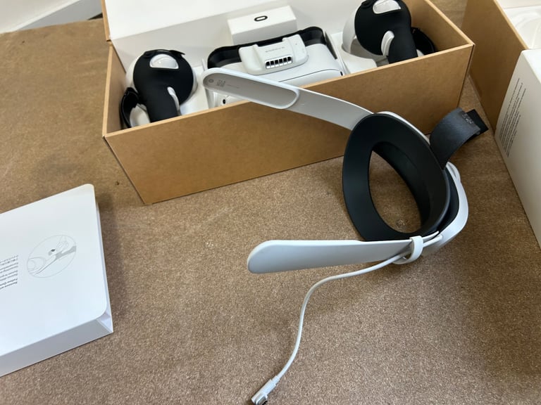 Quest 2 Oculus OG VR HMD Meta with Extras