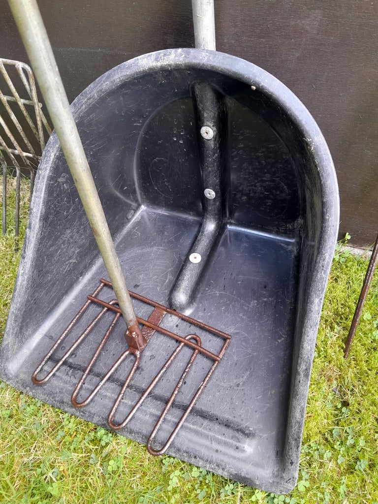 STABLE MUCKING OUT FORKS + SCOOP.. L@@K !
