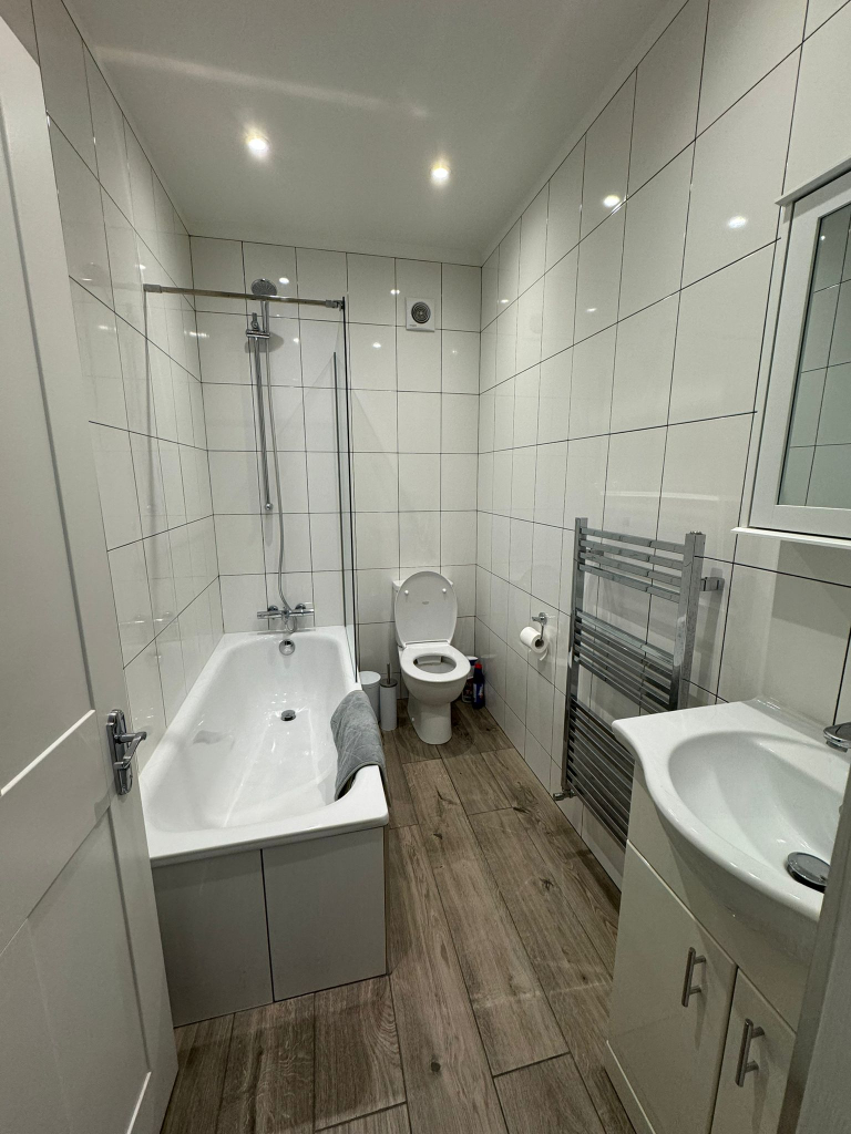 BEAUTIFUL LARGE STUDIO AVAILABLE FOR RENT IN FELTHAM