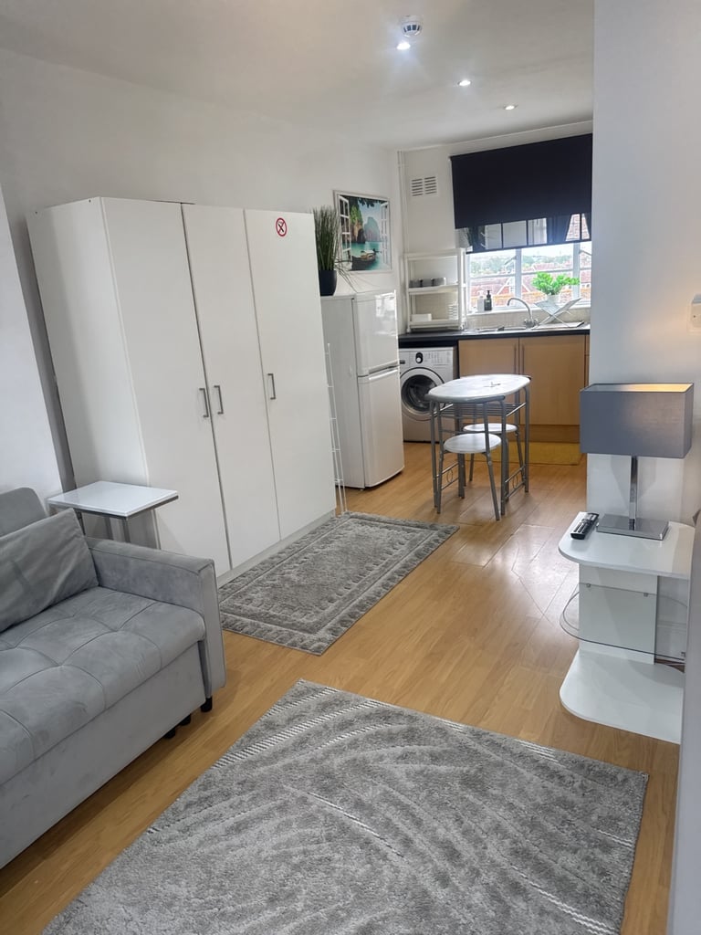Fully furnished Studio Apartment in the Heart of Canterbury High Street ✨