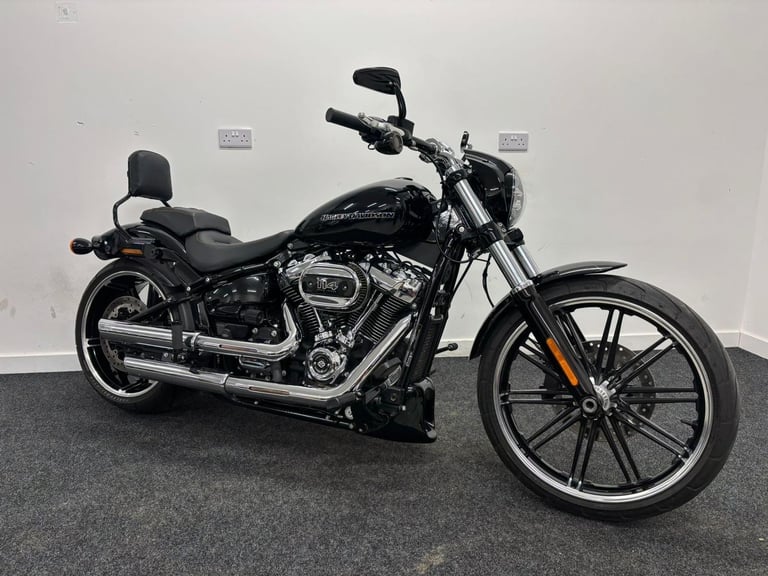 HARLEY DAVIDSON BREAKOUT 114 1868 ** LOW MILES - VANCE AND HINES EXHAUST **