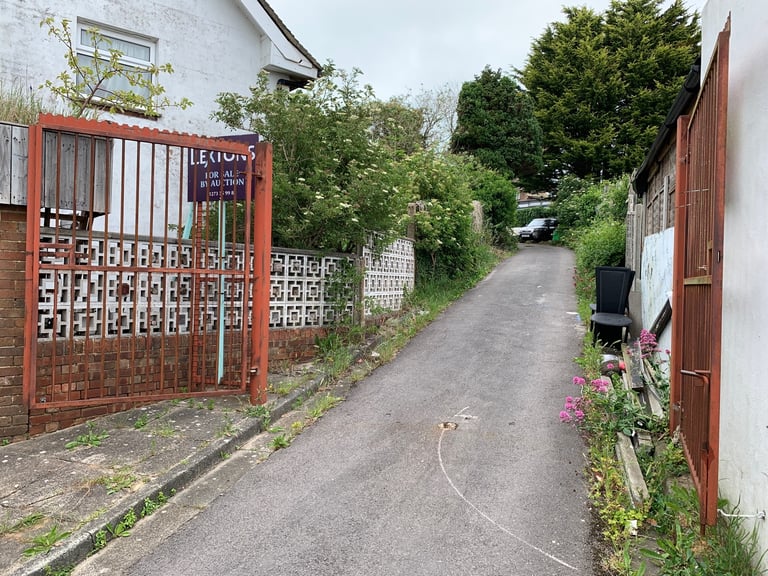 image for Single garage within a large compound for rent within 5 min A27 Bypass