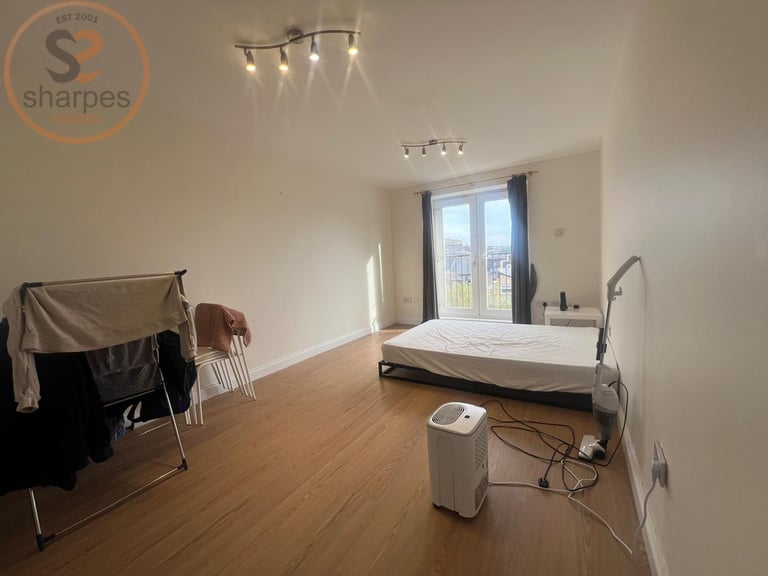 2 bedroom flat in Flat 10, Baltimore House, Griffiths Road, London