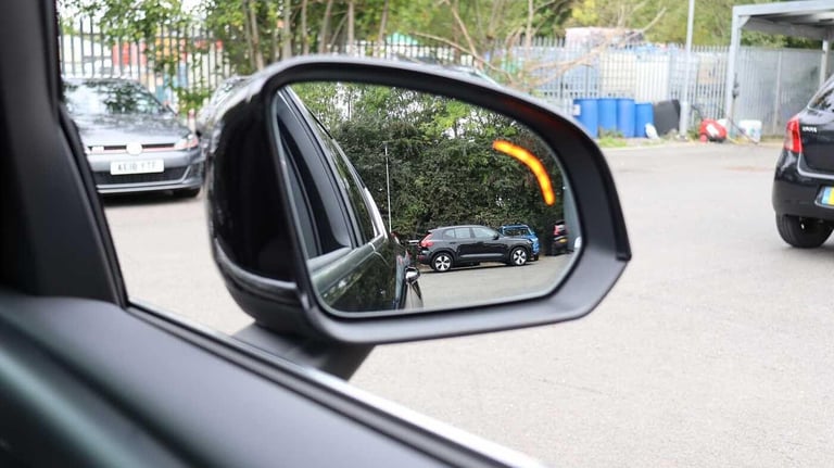  Volvo XC40 B4 (P) Ultra Bright (Sunroof, Harman Kardon, 360 Camera) Petrol/Electric Hybrid Autom...
