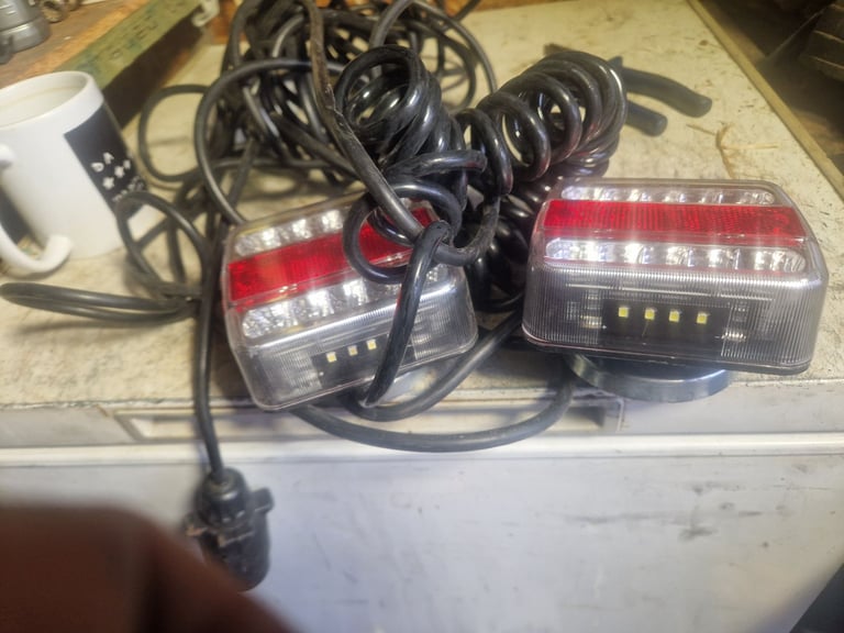Magnetic trailer lights 