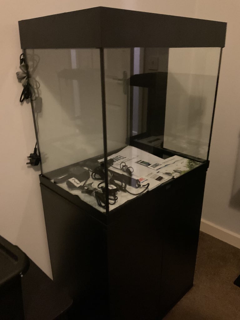 JUWEL LIDO 120 LTR Aquarium with cupboard only 2 months old !