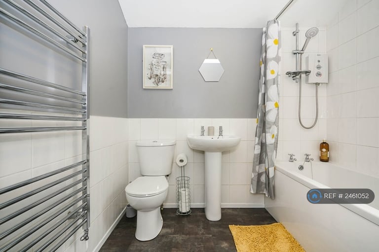 1 bedroom flat in Eccles Town Centre, Eccles, M30 (1 bed) (#2461052)