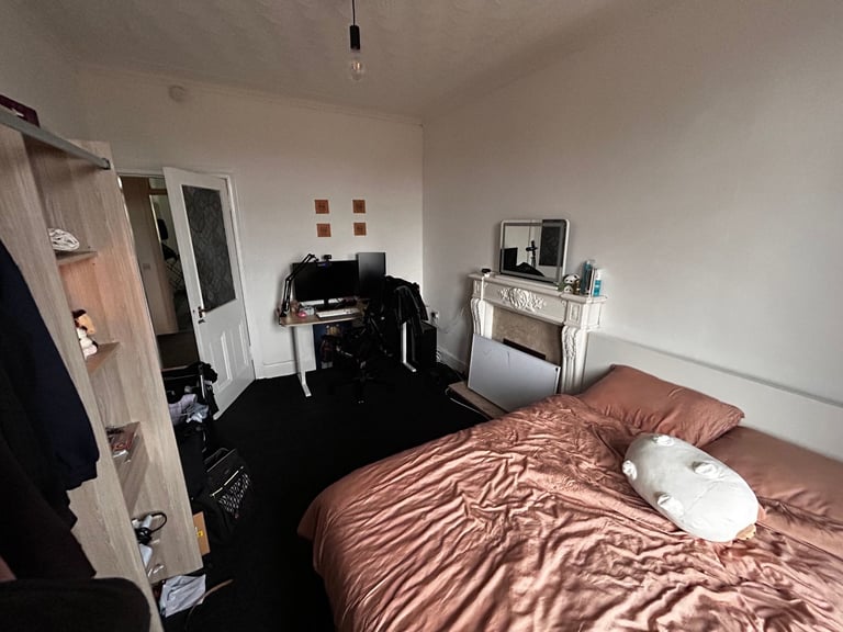 Student flatmate wanted