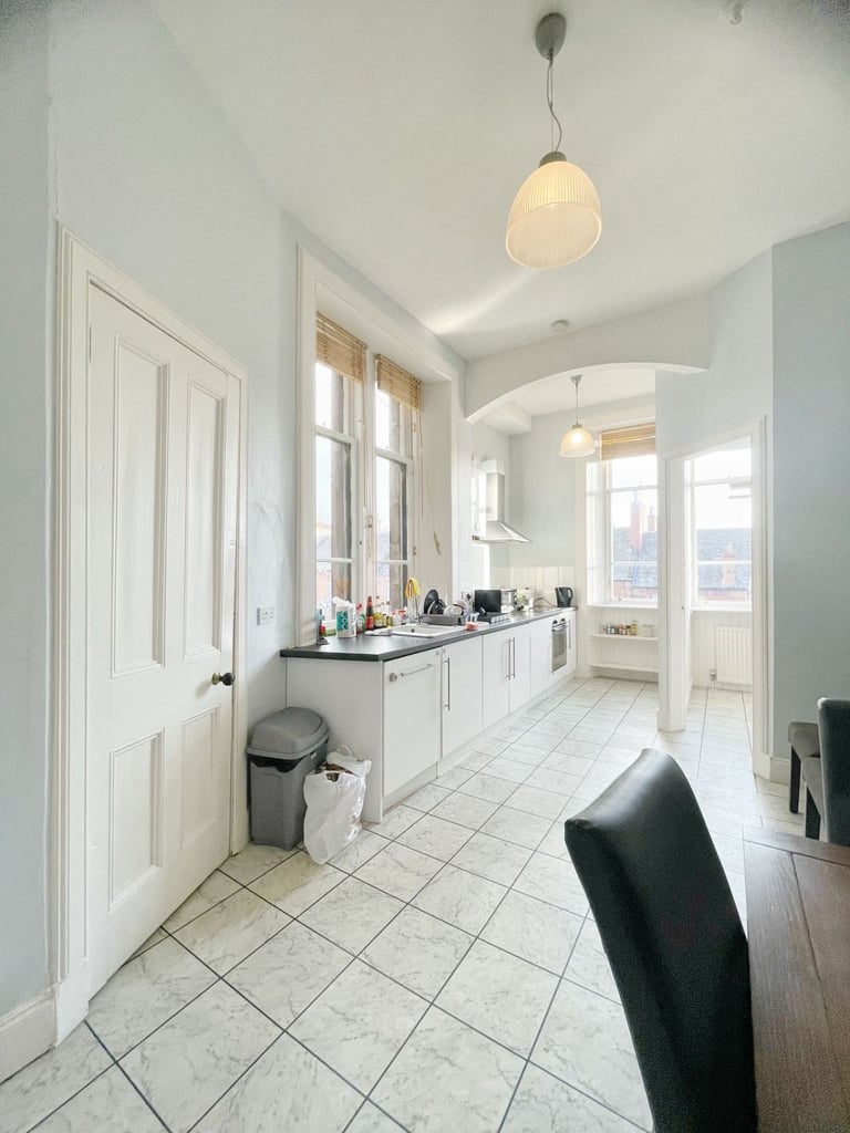 Room in 3-bedroom Superb flat in the West End of Glasgow (G12)