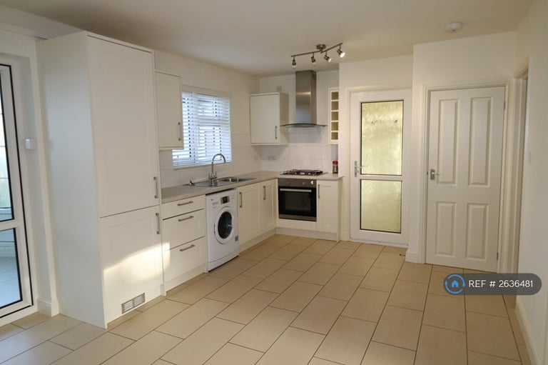 3 bedroom house in Fullingdale Road, Northampton, NN3 (3 bed) (#2636481)