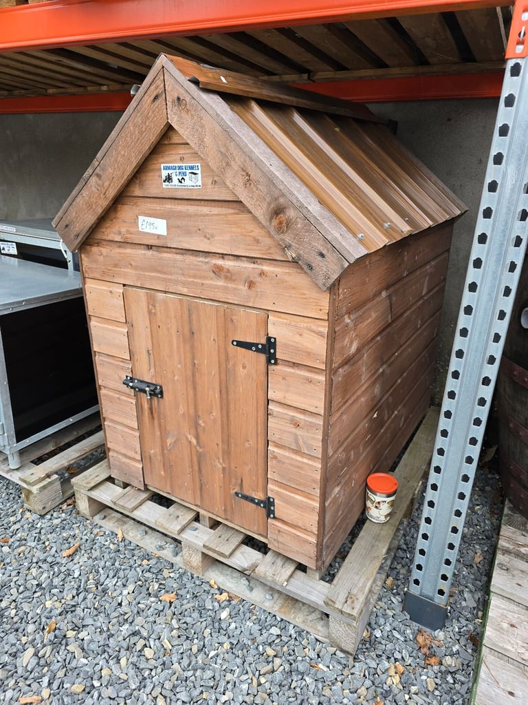 Timber dog kennels with tin roof 