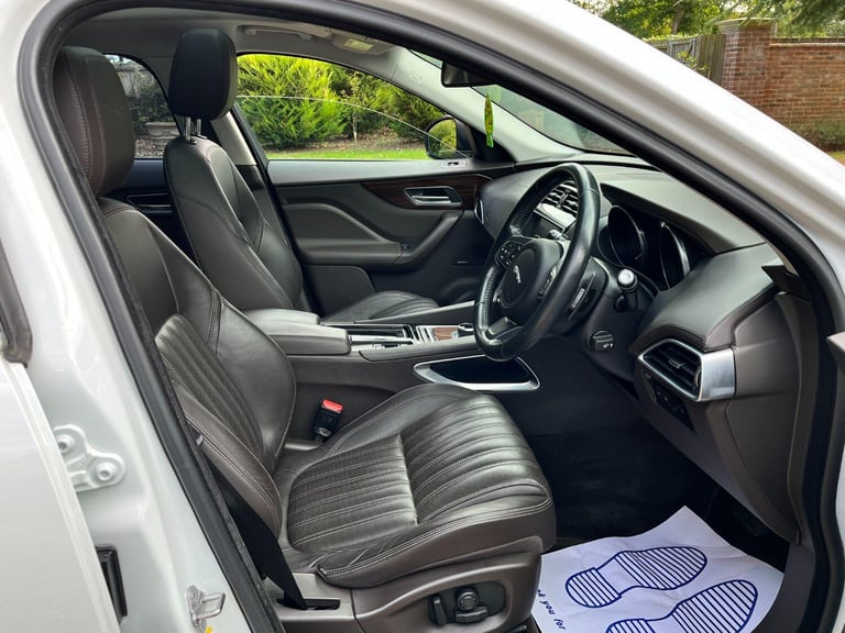 JAGUAR F-PACE 2.0 D180 Portfolio 2016