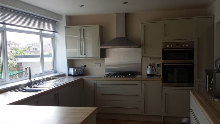 DOUBLE ROOM IN FAMILY HOME