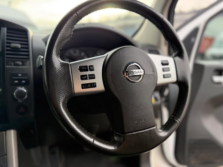 2015 Nissan Navara Double Cab Pick Up Tekna 2.5dCi 190 4WD Auto PICK UP DIESEL Automatic