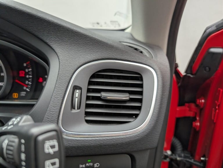 2017 Volvo V40 2.0 T2 Momentum Nav Plus Hatchback 5dr Petrol Manual Euro 6 (s/s) (122 ps)  HATCHB...