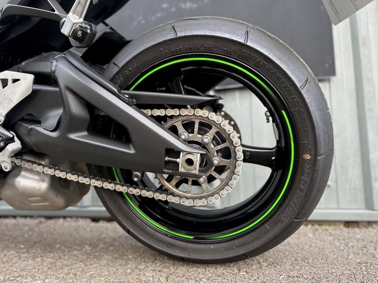 GOREGOUS ONE OWNER 2023/23 KAWASAKI ZX10-R PERFORMANCE MOTORCYCLE