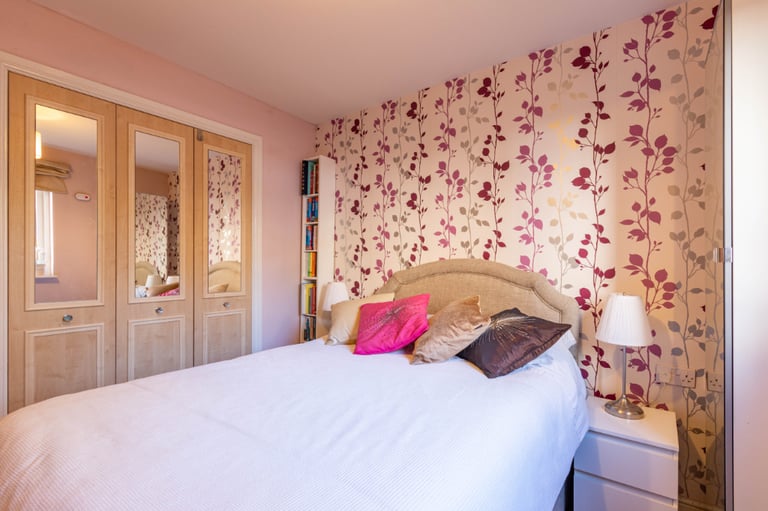 Bright and spacious, 2 bedroom, ground flat in Dicksonfield – available November