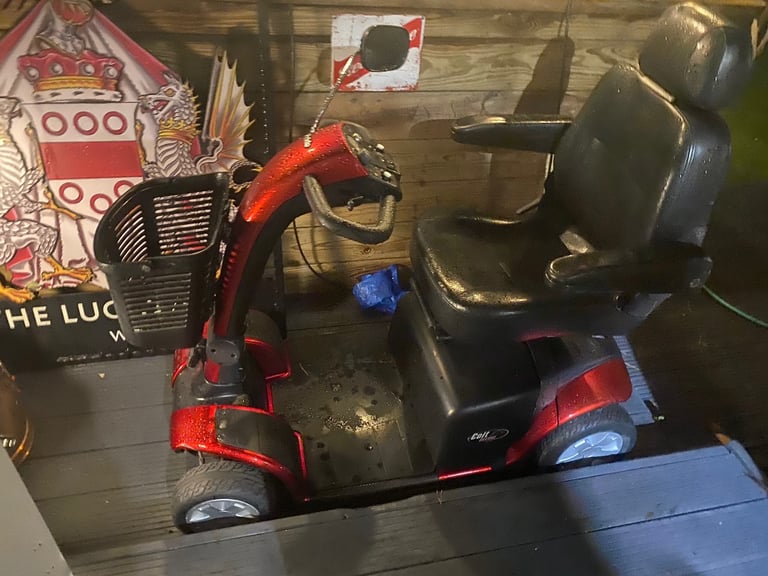 SPARES OR REPAIR NOT CHARGING COLT DELUXE 6mph MOBILITY SCOOTER ,LOCAL DELIVERY POSSIBLE