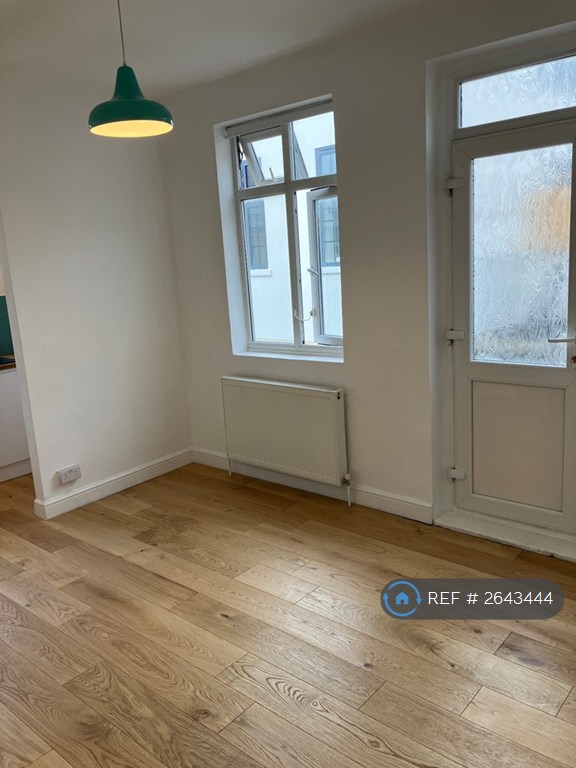 3 bedroom flat in Kings Road, Kingston, KT2 (3 bed) (#2643444)