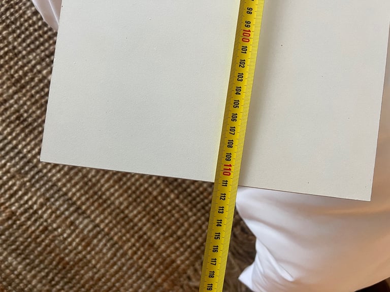 Free - White shelf with 6 brackets 