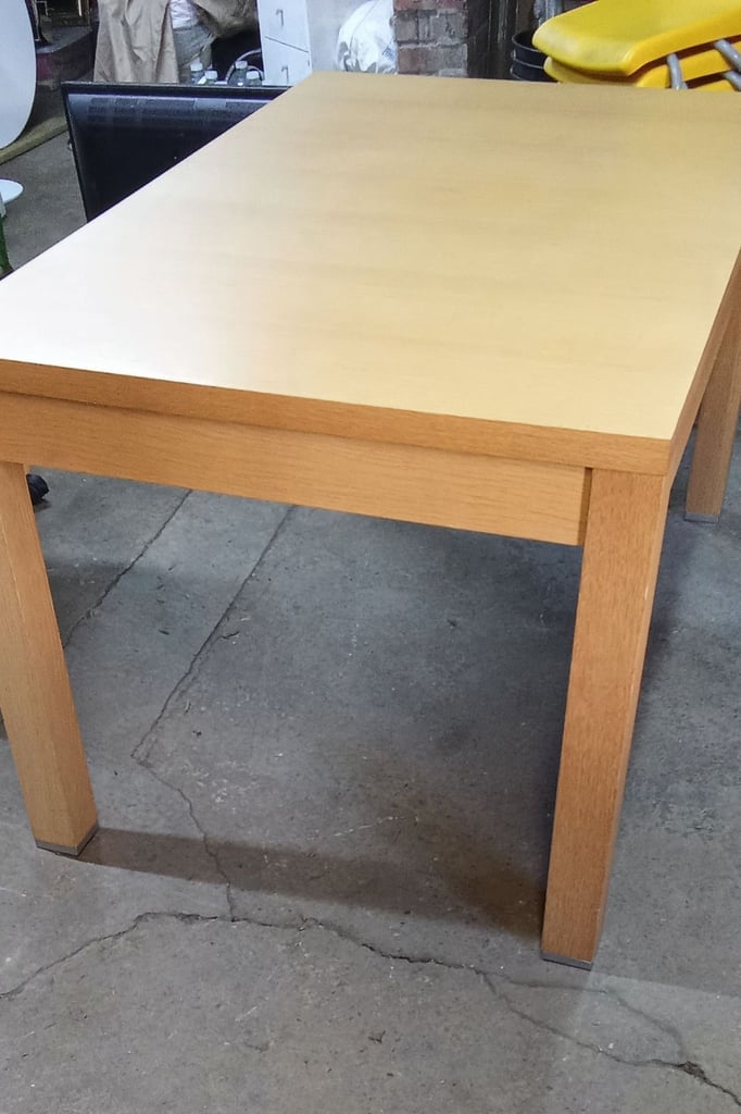 Extending dining table 