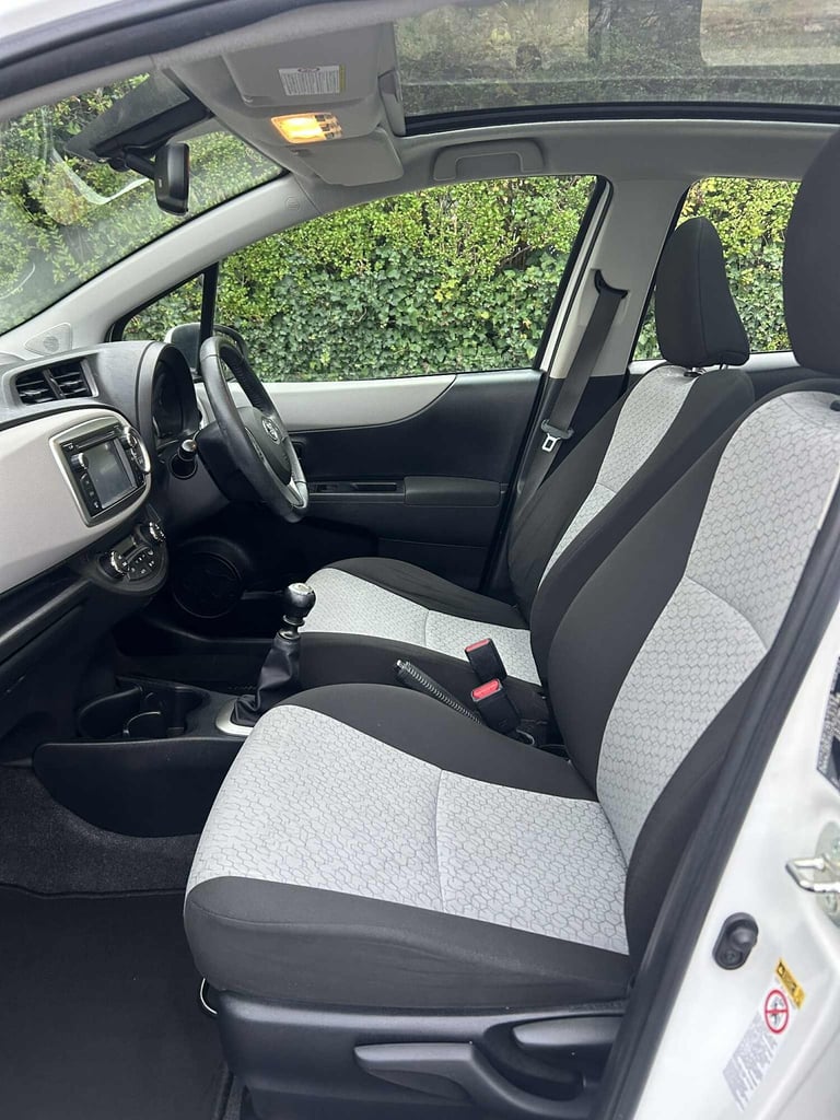 2011 Toyota Yaris 1.33 VVT-i T Spirit 5dr-10 service stamps HATCHBACK Petrol Manual