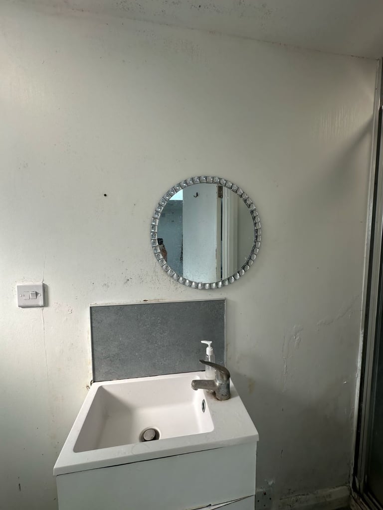 🌿 Lovely Double Room for Couple or 2 Girls – All Bills Included (£850) – E6 3LF 🌿  