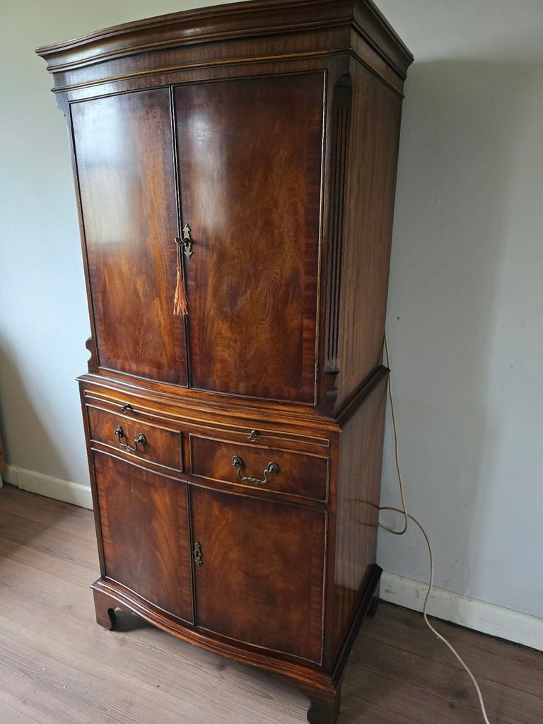 VINTAGE Burr Walnut Purpose Built Cocktail Drinks Cabinet -Possible Local Delivery