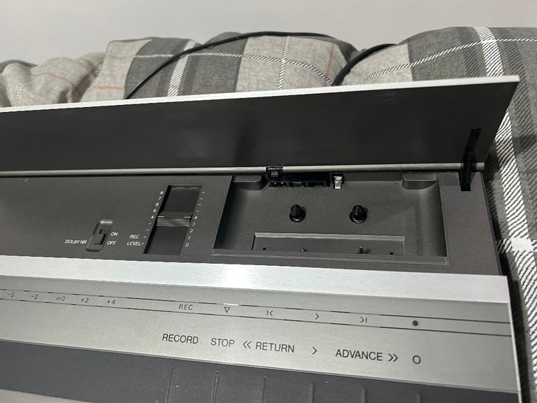  PENDING. B&O Bang & Olufsen Beocord 3300 HX PRO tape cassette deck (suspected belt failure)