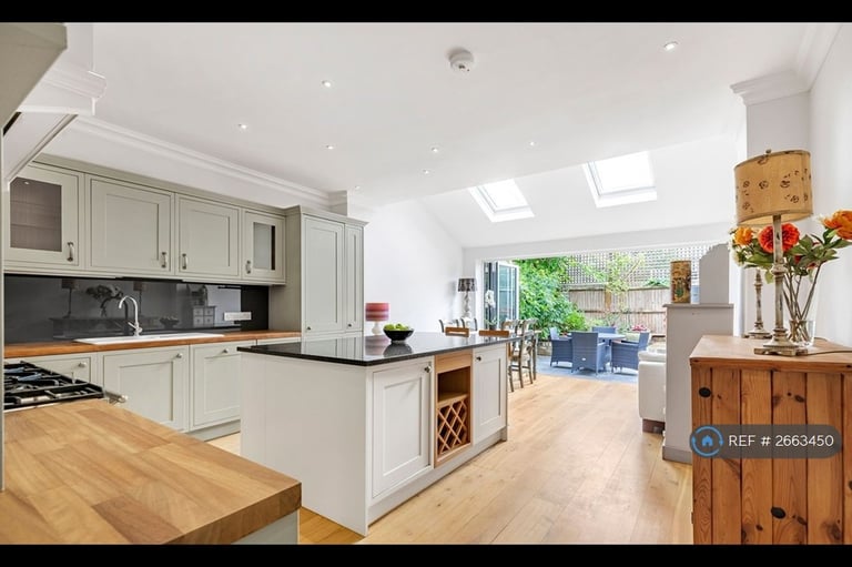 3 bedroom house in Ravensbury Road, London, SW18 (3 bed) (#2663450)