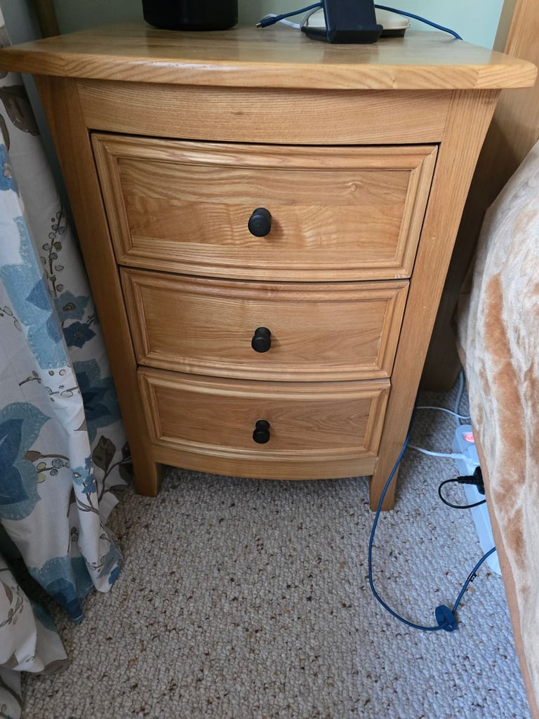Solid oak kingsize bed and pair of matching bedside cabinets