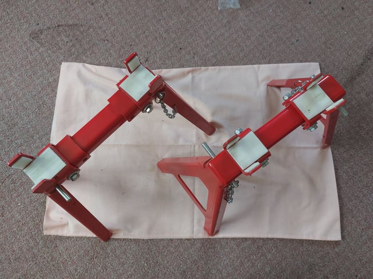 Red jack stands