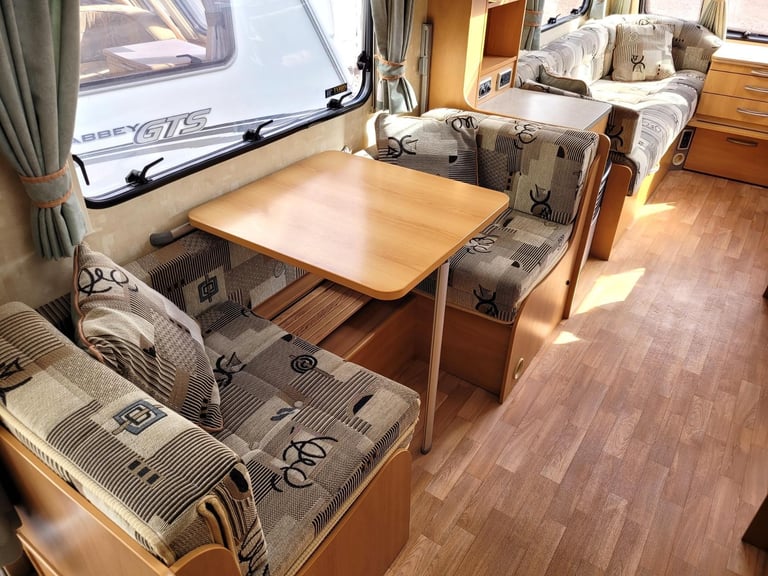 * SALE AGREED*Swift Fairway 590 2005 Twin Axle 6 Berth - Motor Mover, Fixed Bunk