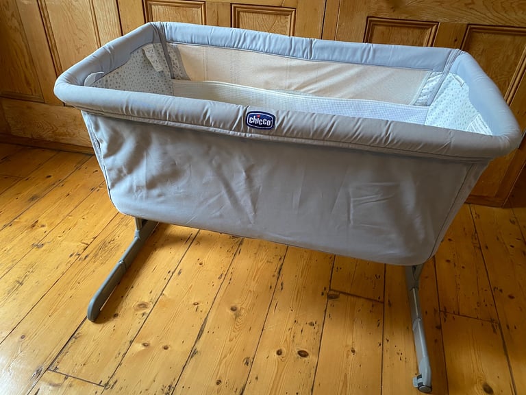 Chicco Next to Me Baby Crib (with four sheets included)