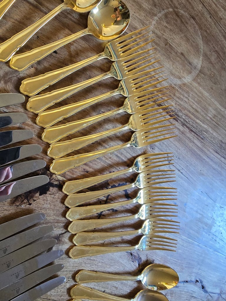 Gold plated top quality dinner cutlery set for 6 people - never been used