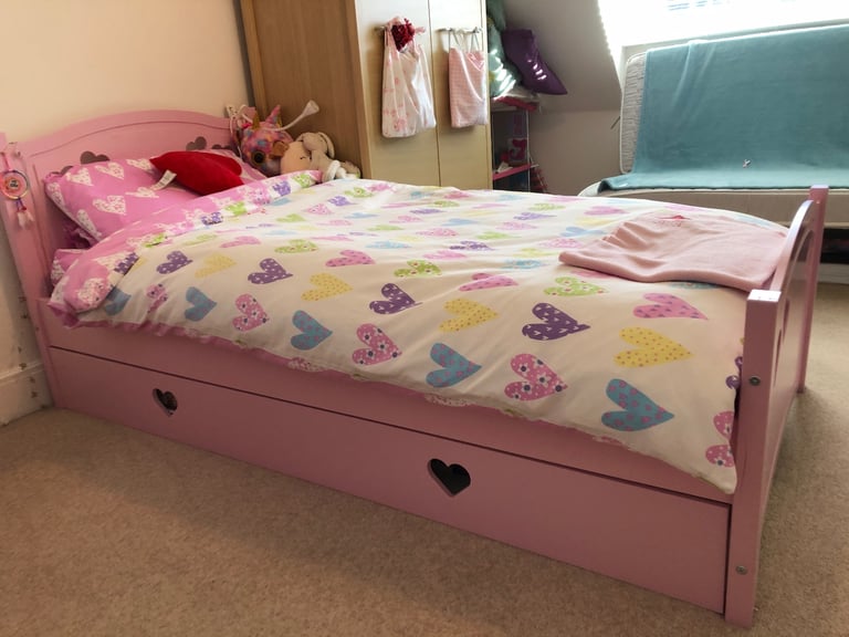 Single Bed,  pink with hearts cut out 💕