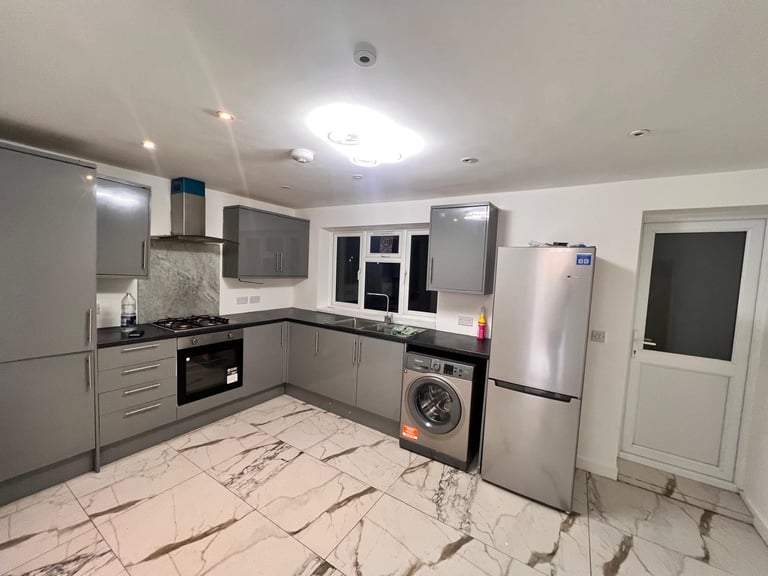 Spacious 5/6 Bedroom, 3 Bathroom House Near Heathrow – Ideal for Company Let – Newly Renovated