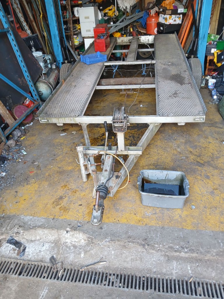 Car transporter trailer