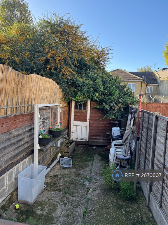 4 bedroom flat in Ranelagh Road, Leytonstone, E11 (4 bed) (#2670607)