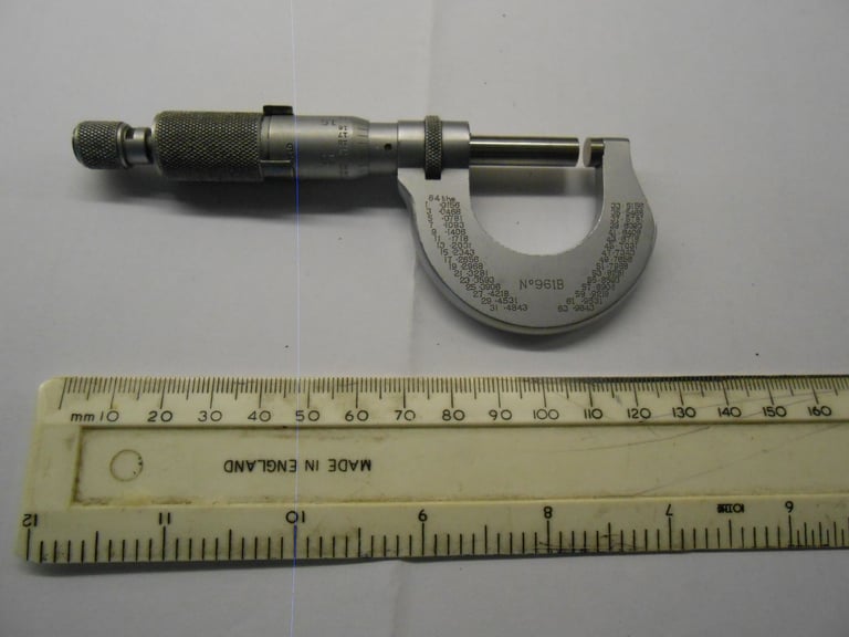 VINTAGE MOORE AND WRIGHT MICROMETER IN CASE.