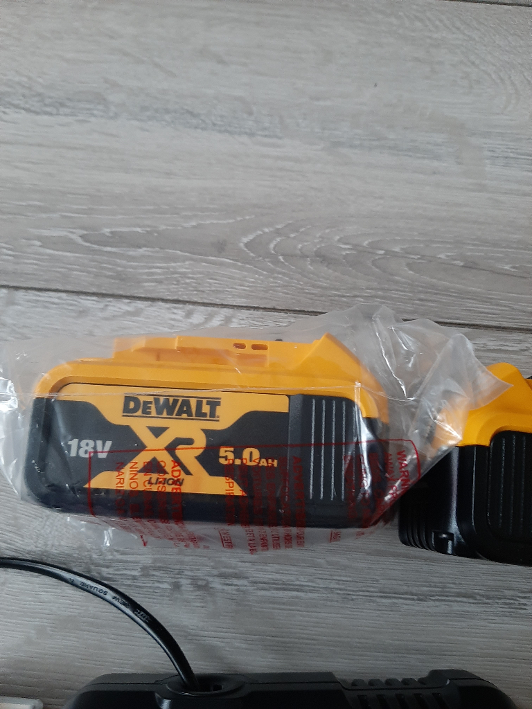 Dewalt 18v 5ah battery x 2 plus charger 