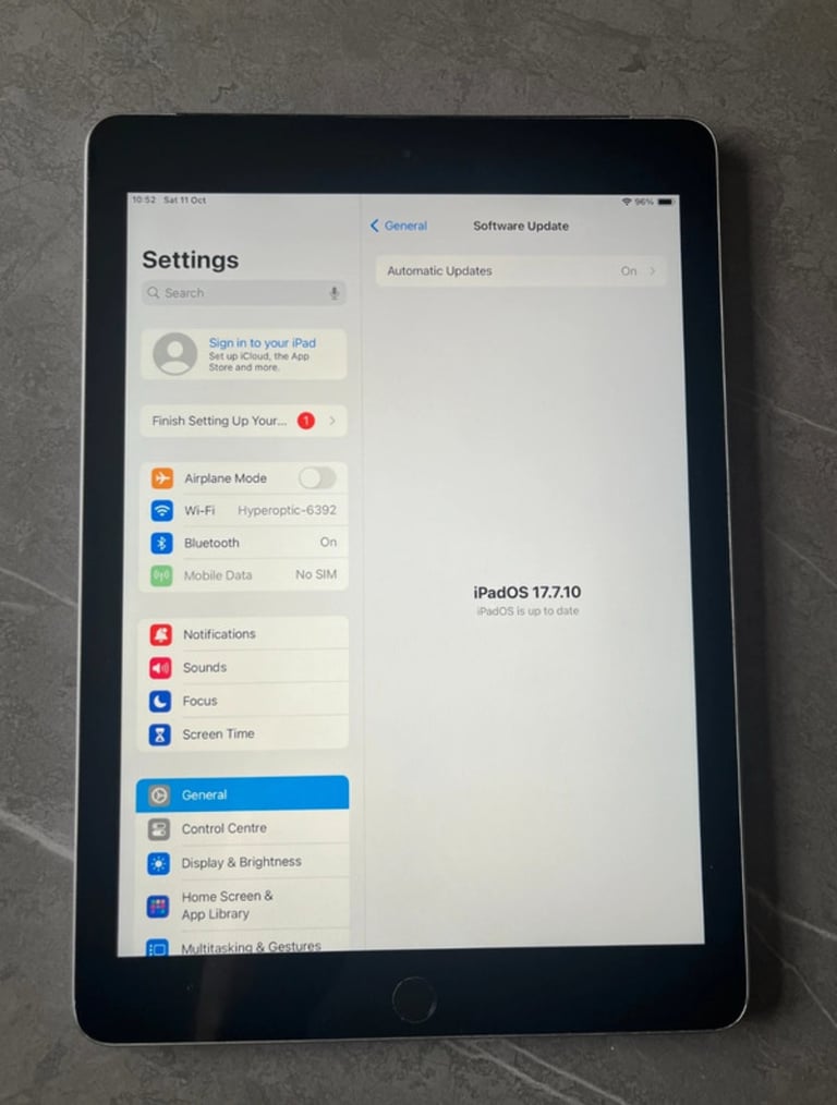 Apple iPad 6th Gen 9.7inch; 2018, A1954 128GB (Black/Silver) Wi-Fi and Cellular 